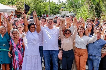 Rafael Fonteles e Leonardo Sobral entregam estrada que dá acesso a Santa Cruz dos Milagres