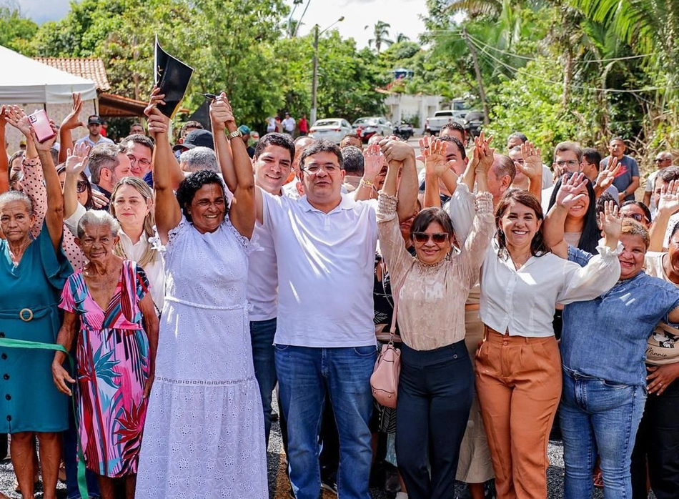 Rafael Fonteles e Leonardo Sobral entregam estrada que dá acesso a Santa Cruz dos Milagres