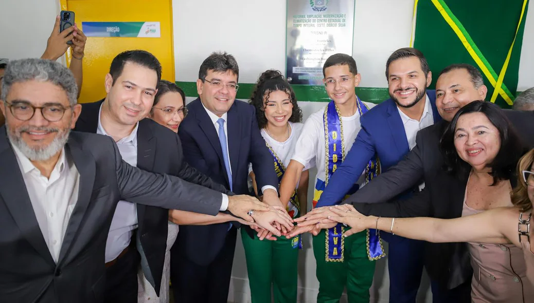 Rafael Fonteles e sua comitiva