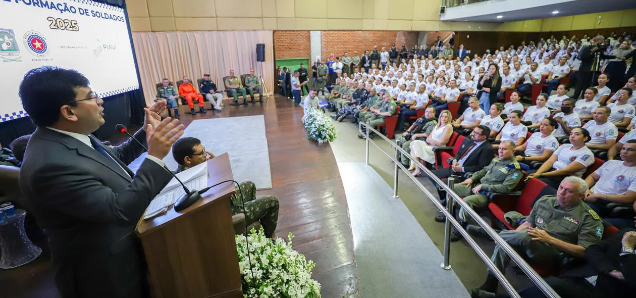Rafael Fonteles participa de aula inaugural da nova turma do Curso de Formação de Soldados