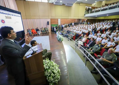 Rafael Fonteles participa de aula inaugural da nova turma do Curso de Formação de Soldados