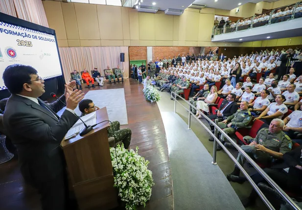 Rafael Fonteles participa de aula inaugural da nova turma do Curso de Formação de Soldados