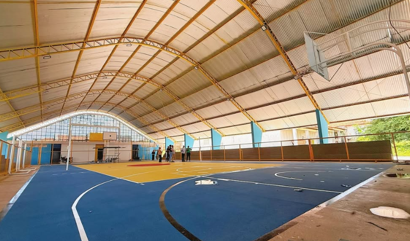 Reforma da quadra poliesportiva da Escola Municipal Dr. Nonato Ibiapina está na fase final