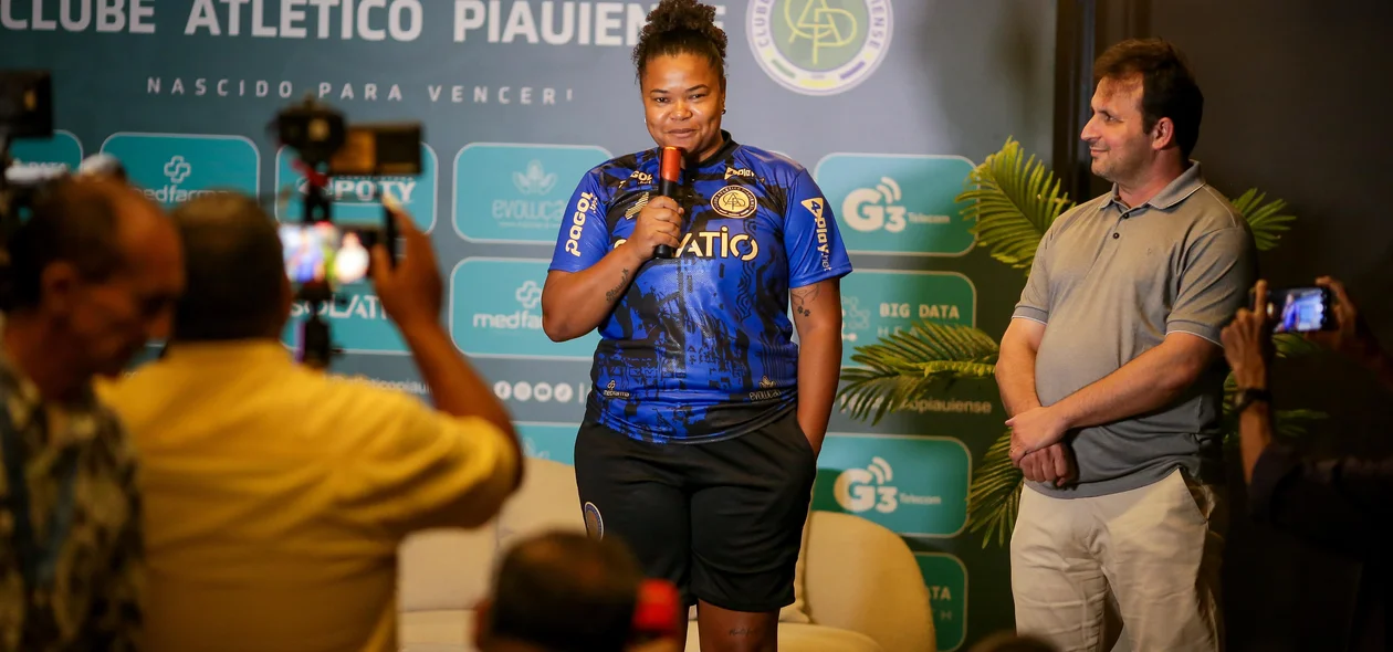 Renata Costa em apresentação do elenco do Atlético-PI feminino