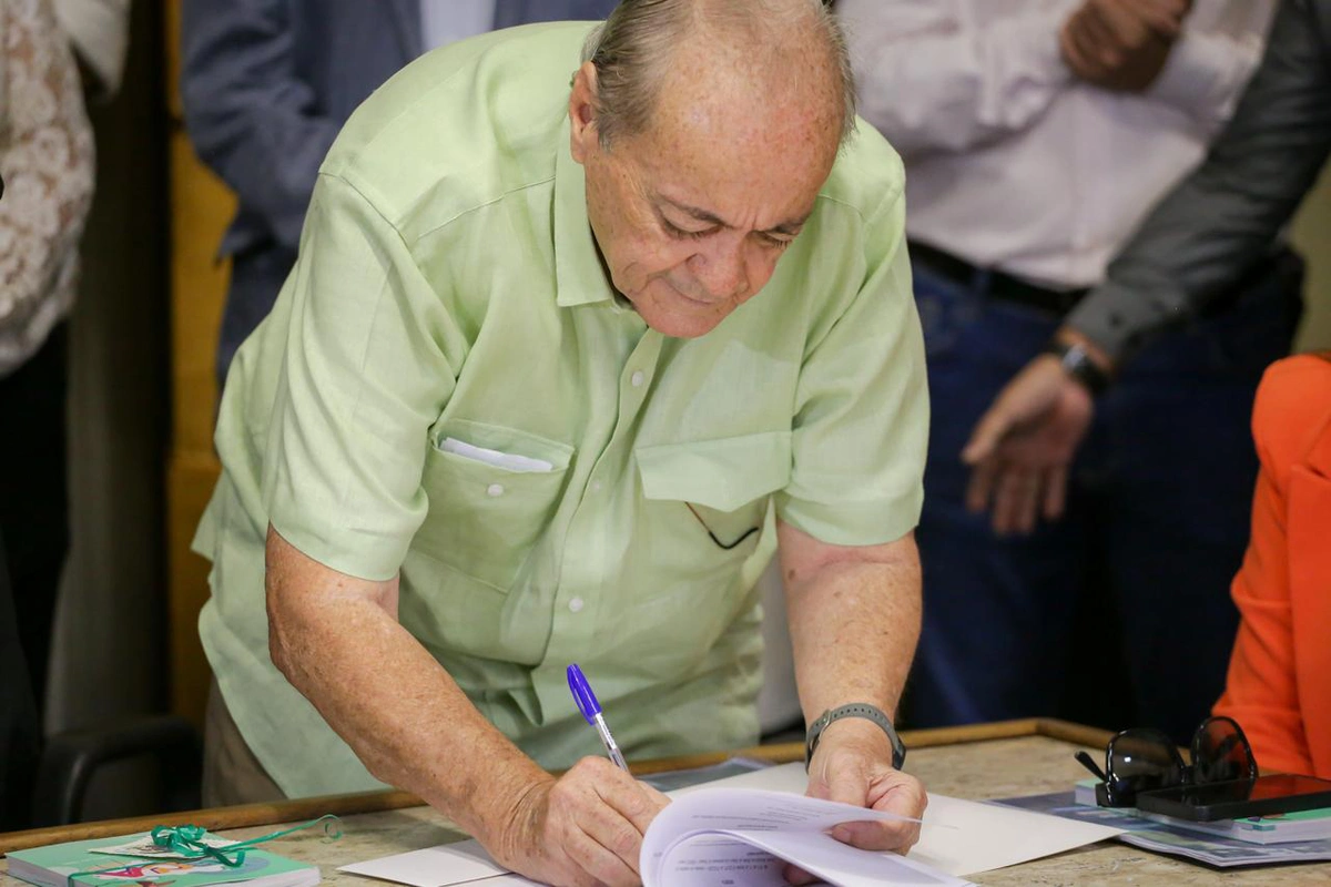 Sílvio Mendes assina documento