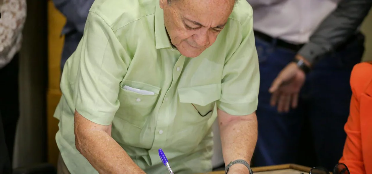 Sílvio Mendes assina documento