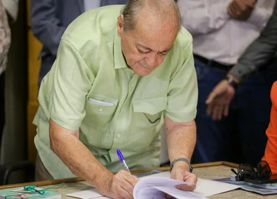 Sílvio Mendes assina documento