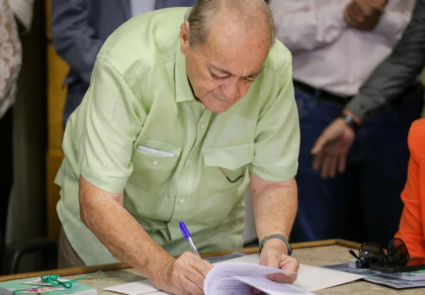 Sílvio Mendes assina documento