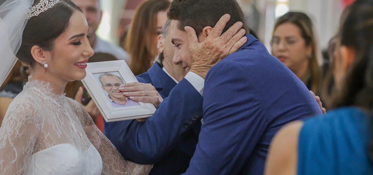 Sílvio Mendes entrega mão da noiva Cristina ao noivo Christopher