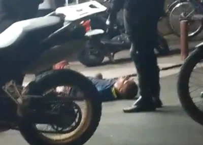 Suspeito deitado no chão, após vítima reagir a assalto em Teresina