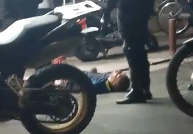 Suspeito deitado no chão, após vítima reagir a assalto em Teresina