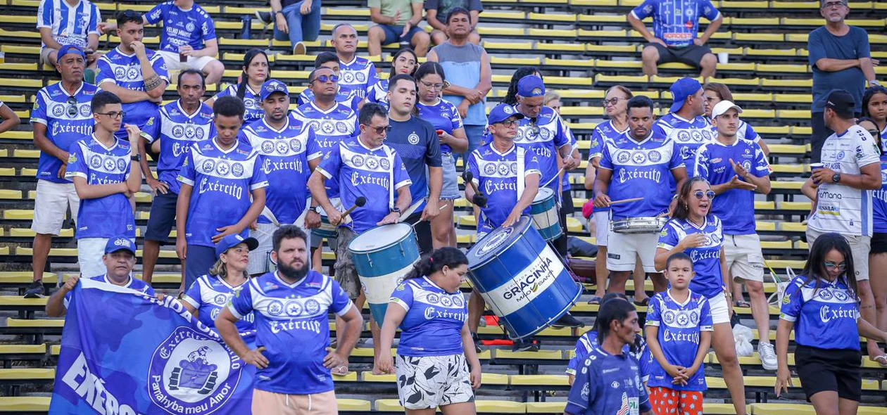 Torcedores acompanham os momentos da partida