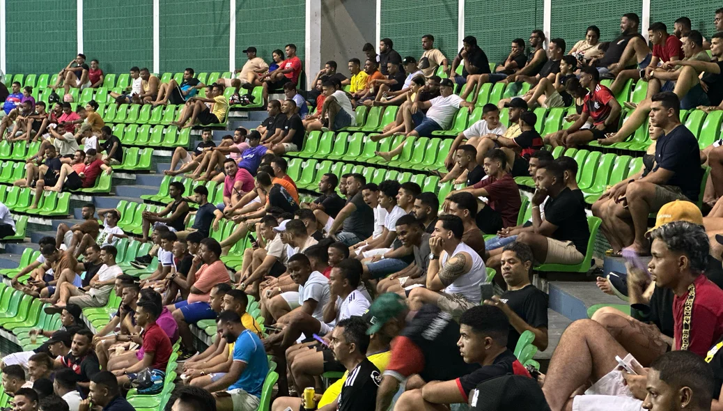 Torcedores acompanhando o "X1 com Ney Silva"