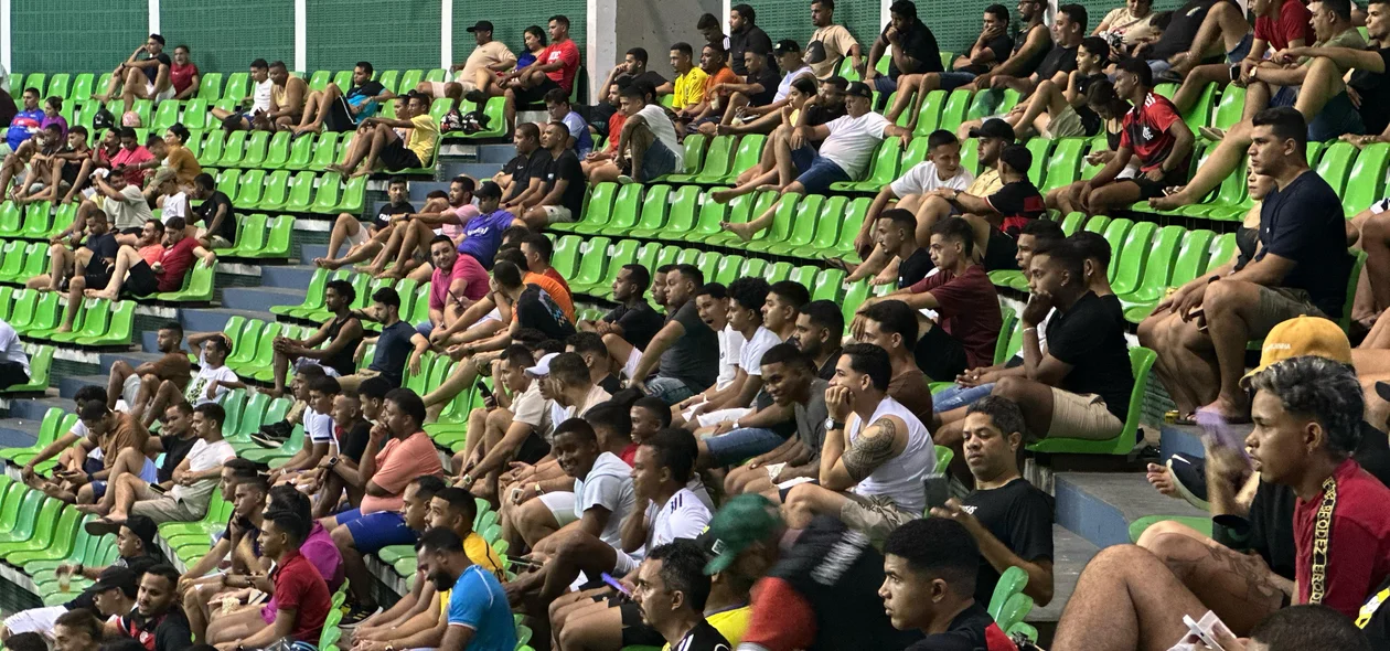 Torcedores acompanhando o "X1 com Ney Silva"
