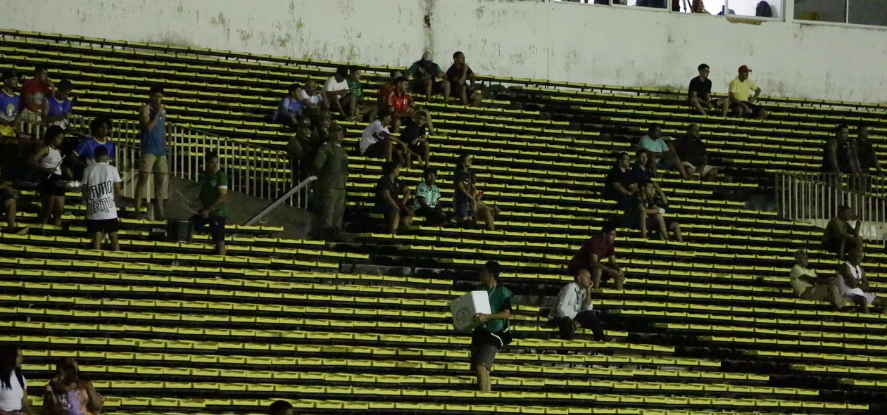 Torcedores no Estádio Albertão