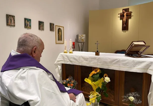 Vaticano divulga primeira imagem do Papa Francisco após internação