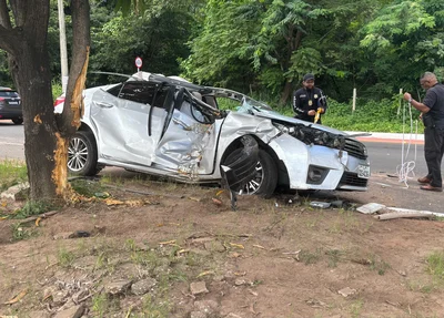 Veículo ficou completamente destruído