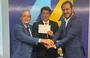 Victor Linhares (ao centro) com ficha de filiação, ao lado do prefeito de Teresina, Sílvio Mendes (à esquerda), e Antônio Rueda (à direita)
