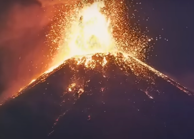 Vulcão de Fogo em erupção