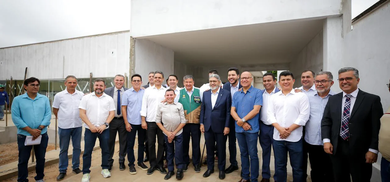Wellington Dias e comitiva que visitou a obra