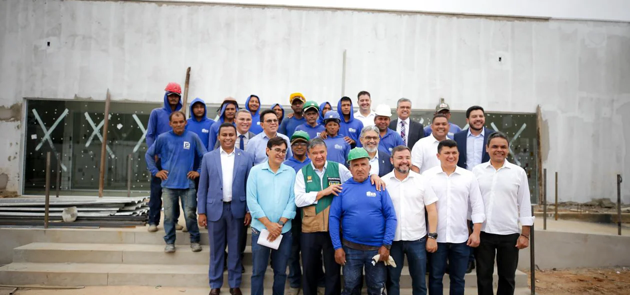 Wellington Dias e trabalhadores da obra