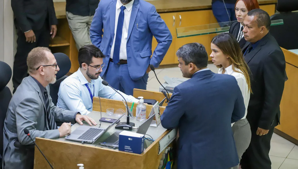 A sessão foi realizada no plenário do TRE