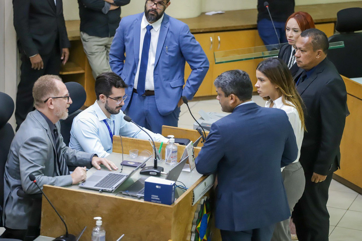A sessão foi realizada no plenário do TRE