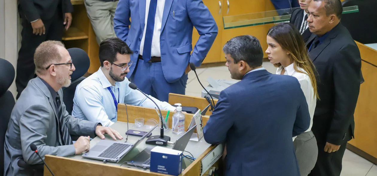 A sessão foi realizada no plenário do TRE