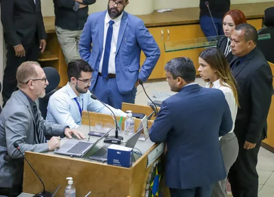 A sessão foi realizada no plenário do TRE
