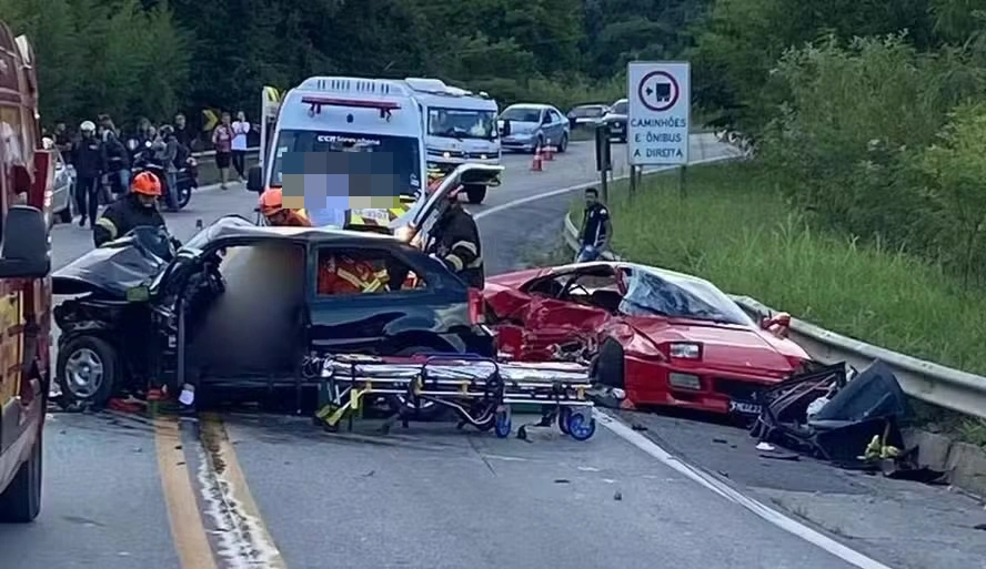 Acidente entre Ferrari e Gol em São Paulo