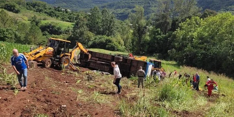 Acidente envolvendo ônibus com estudantes da UFSM deixou 10 mortos
