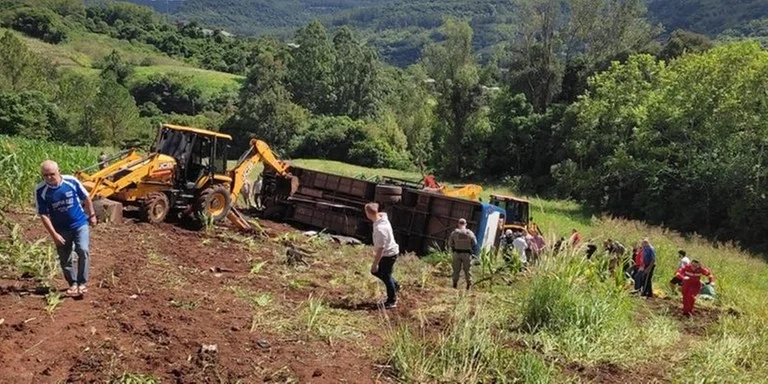Acidente envolvendo ônibus com estudantes da UFSM deixou 10 mortos