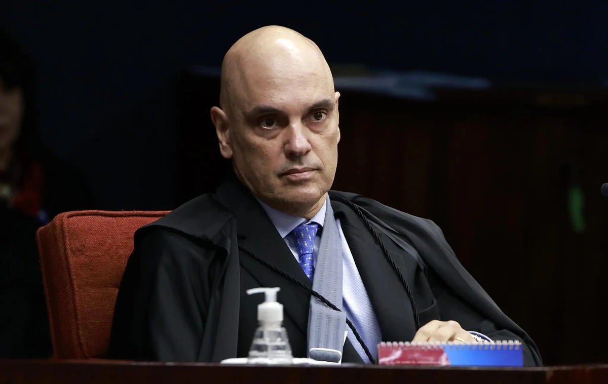 Alexandre de Moraes aparece com tipoia no braço direito