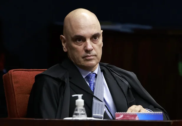 Alexandre de Moraes aparece com tipoia no braço direito