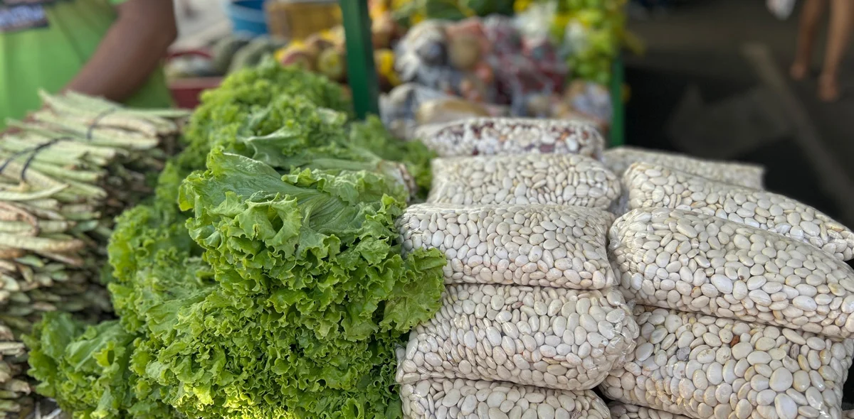 Alimentos vendidos na feira