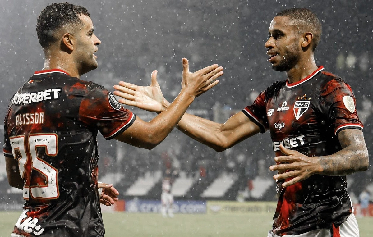 Alisson e André Silva comemorando vitória na Libertadores 2025