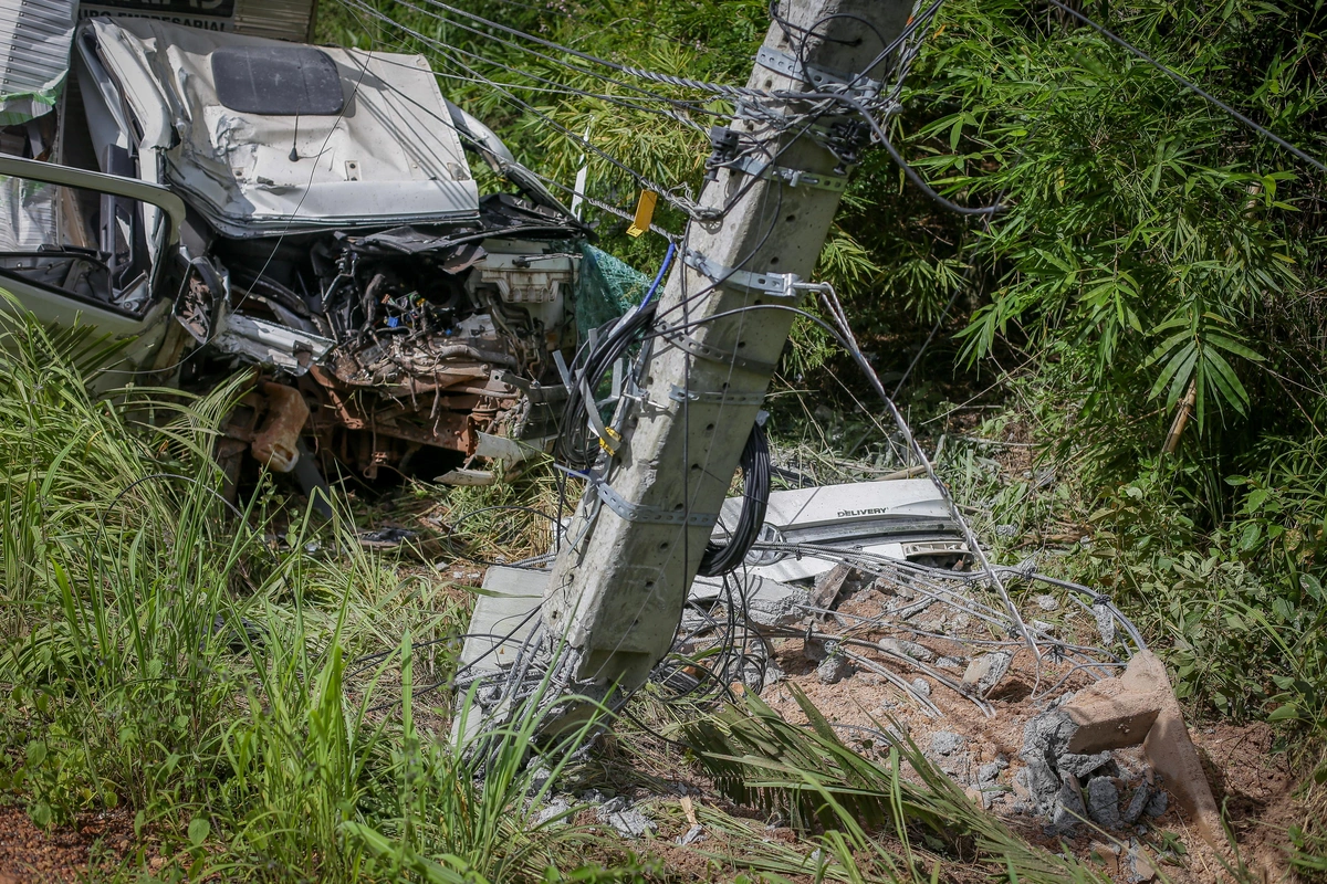 Apesar da gravidade do acidente, o motorista sofreu apenas escoriações leves