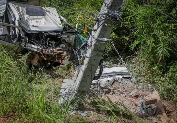 Apesar da gravidade do acidente, o motorista sofreu apenas escoriações leves