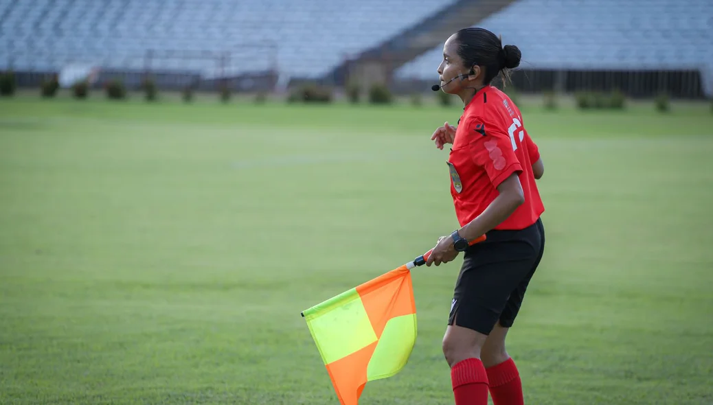 Árbitra em campo