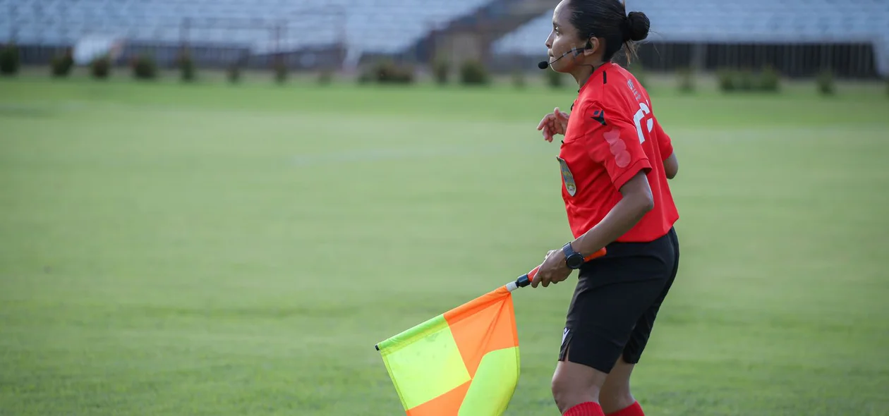 Árbitra em campo