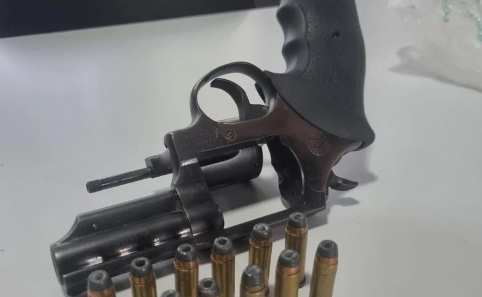 Arma de fogo apreendida durante cumprimento de mandados