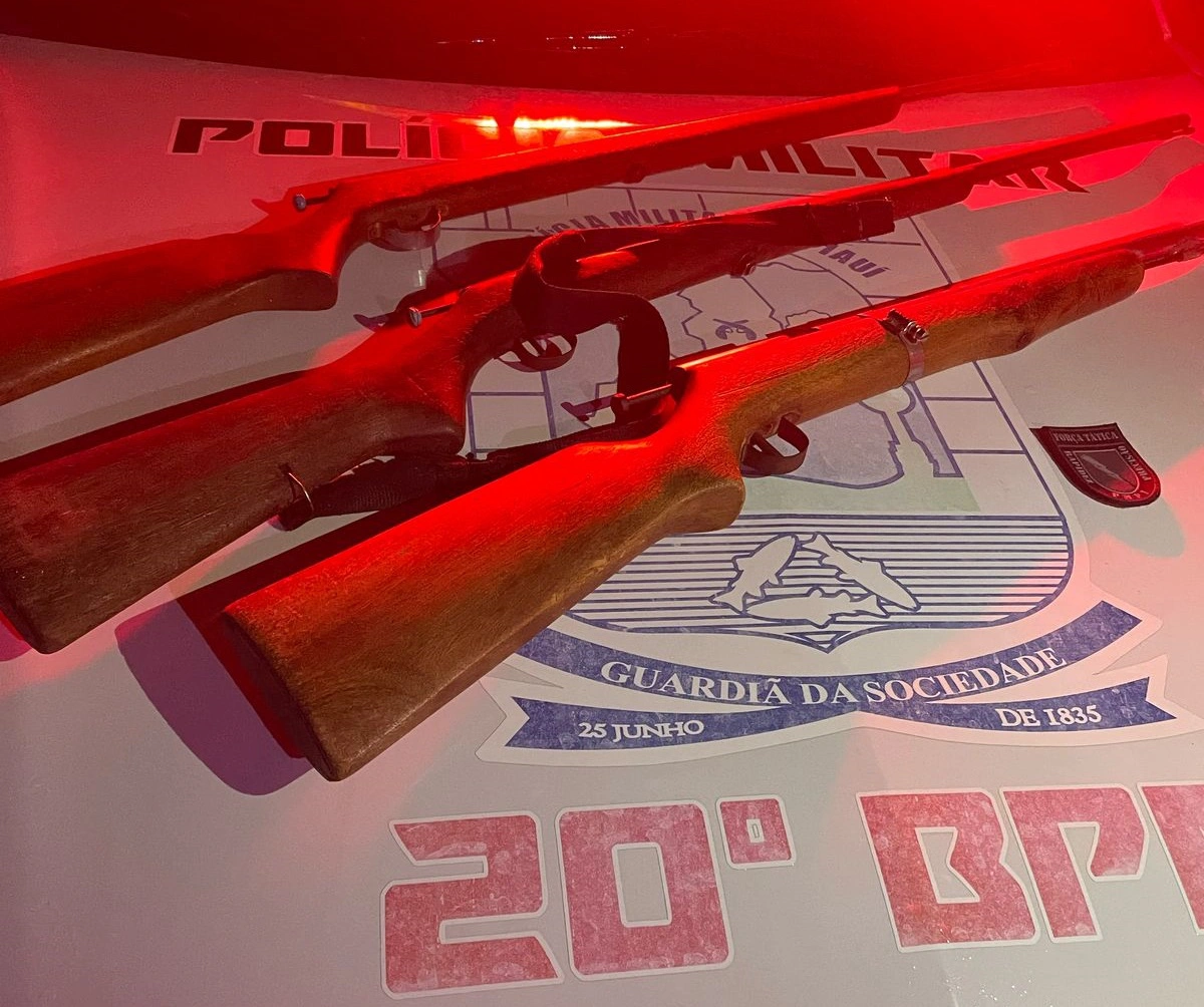 Armas apreendidas com os acusados de trocar tiros