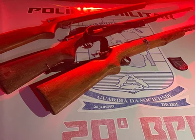 Armas apreendidas com os acusados de trocar tiros