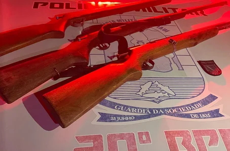 Armas apreendidas com os acusados de trocar tiros