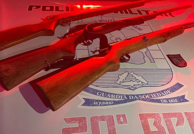 Armas apreendidas com os acusados de trocar tiros