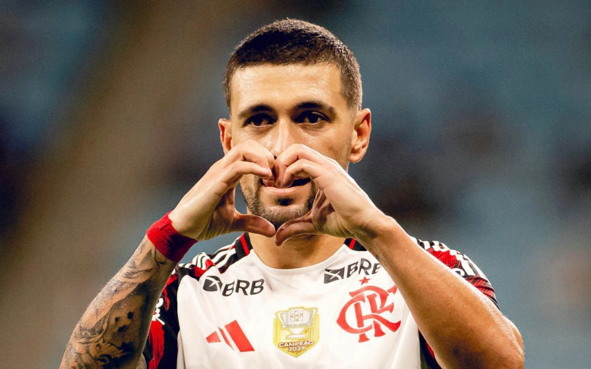 Arrascaeta comemora gol pelo Flamengo