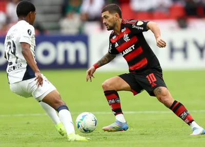 Arrascaeta durante a partida contra a LDU