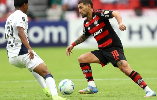 Arrascaeta durante a partida contra a LDU