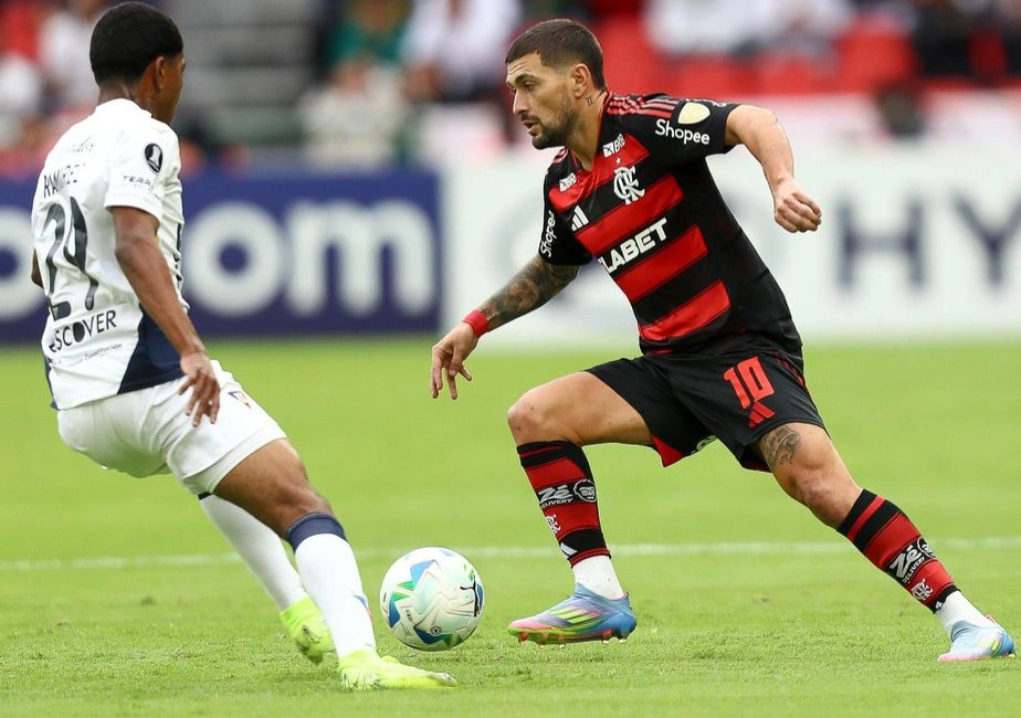Arrascaeta durante a partida contra a LDU