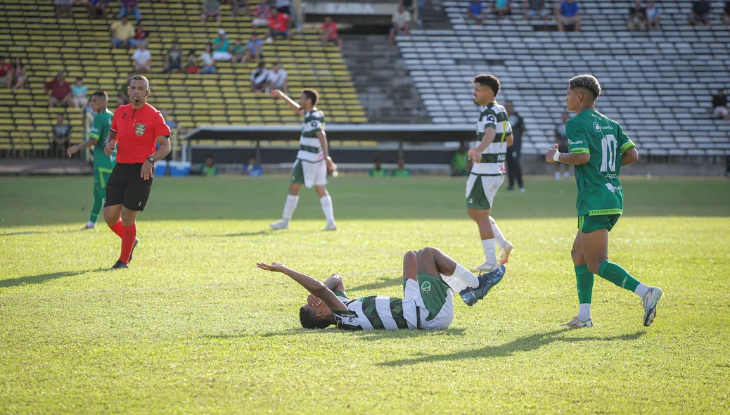 Atleta caído no campo.